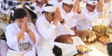 Wali Kota Jaya Negara Hadiri Bhakti Pujawali di Pura Sakenan