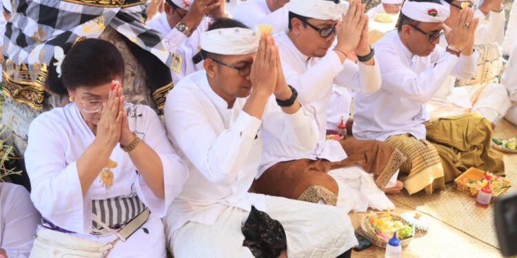 Wali Kota Jaya Negara Hadiri Bhakti Pujawali di Pura Sakenan