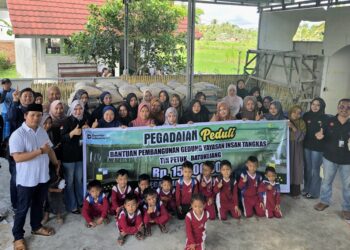 Pegadaian Praya Salurkan Bantuan Material Pembangunan Ruang Kelas dan Edukasi Investasi Emas