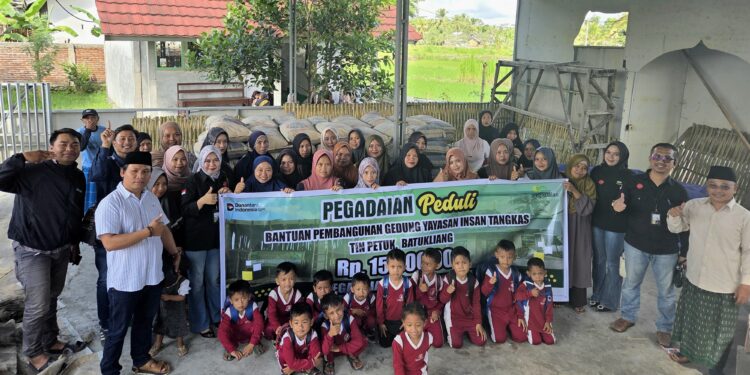 Pegadaian Praya Salurkan Bantuan Material Pembangunan Ruang Kelas dan Edukasi Investasi Emas