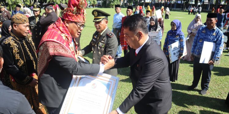 Bukan Kaleng Kaleng Feri Kusnadi Terima Penghargaan dari Bupati Deli Serdang di Hut Bhayangkara ke-80
