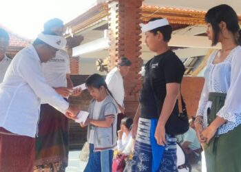 Peduli Pendidikan, Desa Adat Penatih Puri Salurkan Dana Motivasi Bagi Murid Baru