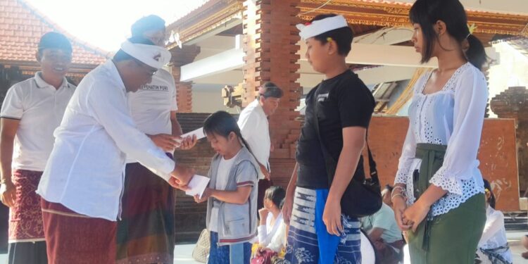 Peduli Pendidikan, Desa Adat Penatih Puri Salurkan Dana Motivasi Bagi Murid Baru