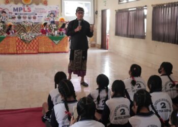 MPLS Hari Kedua, Sekda Eddy Mulya Sampaikan Pemaparan Sekolah Aman dan Nyaman di SMP PGRI 2 Denpasar