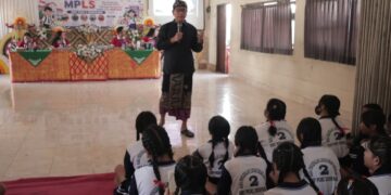 MPLS Hari Kedua, Sekda Eddy Mulya Sampaikan Pemaparan Sekolah Aman dan Nyaman di SMP PGRI 2 Denpasar