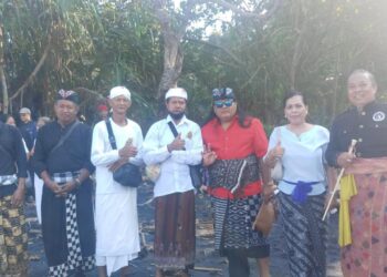 Peduli Pelestarian Biota Laut, Tokoh Adat dan Agama Lepas Ratusan Tukik di Pantai Batu Mejan