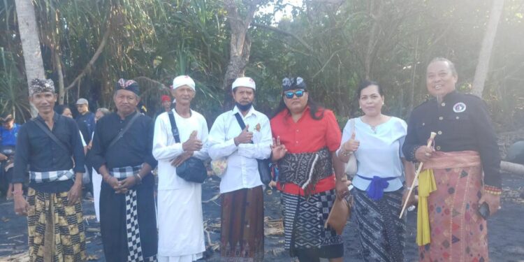 Peduli Pelestarian Biota Laut, Tokoh Adat dan Agama Lepas Ratusan Tukik di Pantai Batu Mejan