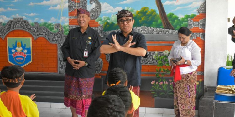Siswa SD di Denpasar Dikenalkan Muatan Lokal Mesolah dan Megending
