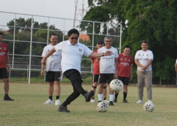 Lakukan Kick-off, Wagub Giri Prasta Buka Turnamen Mini Soccer Kerthi Bali IV