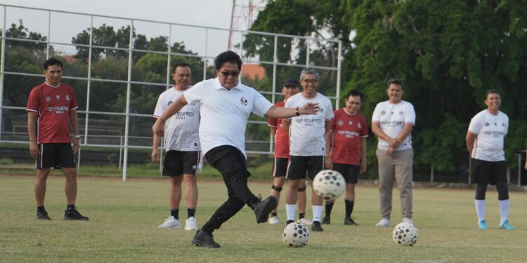 Lakukan Kick-off, Wagub Giri Prasta Buka Turnamen Mini Soccer Kerthi Bali IV
