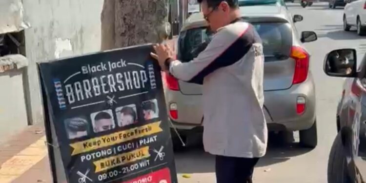 Satpol PP Denpasar Tertibkan Ratusan Alat Peraga Kadaluarsa di Fasilitas Umum