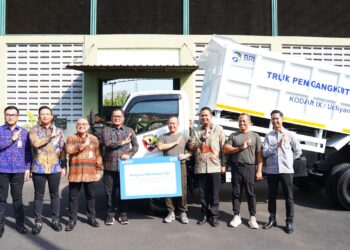 Sinergi Penanganan Sampah, Program TJSL BRI Serahkan Bantuan Dump Truck Kepada Kodam IX/Udayana