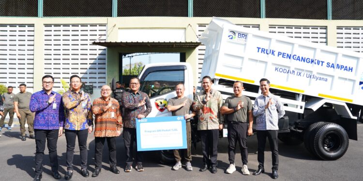 Sinergi Penanganan Sampah, Program TJSL BRI Serahkan Bantuan Dump Truck Kepada Kodam IX/Udayana