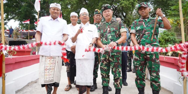 Perkuat Akses Masyarakat, Pangdam IX/Udayana Resmikan Jembatan Perintis Garuda Desa Saba