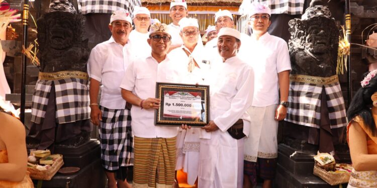 Wali Kota Jaya Negara Hadiri Karya Mamungkah Ngenteg Linggih di Pura Tedung Sari dan Pura Ratu Gede  Bagawan Penyarikan Banjar Pesanggaran