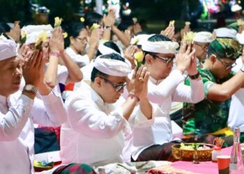 Wali Kota Jaya Negara Hadiri Persembahyangan Pitenget Tumpek Krulut di Kota Denpasar