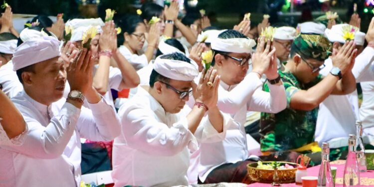 Wali Kota Jaya Negara Hadiri Persembahyangan Pitenget Tumpek Krulut di Kota Denpasar