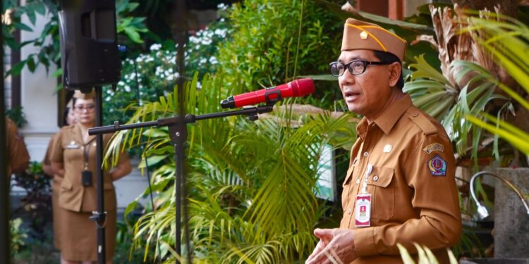 Sekda Eddy Mulya Pimpin Apel Disiplin di Lingkungan Bapenda Kota Denpasar