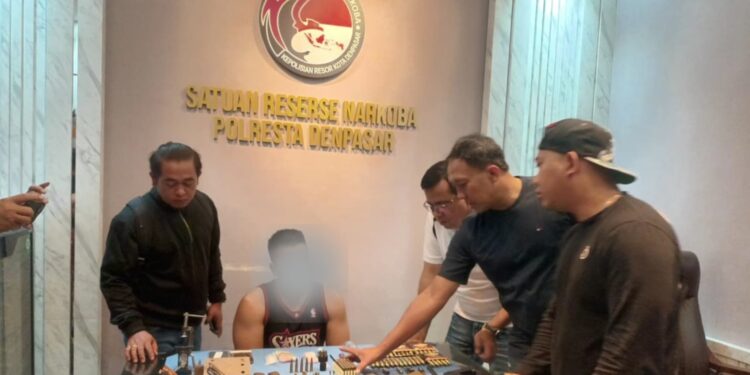 Polresta Denpasar Ungkap Kasus Narkoba, Temukan Senpi dan Airsoft Gun Saat Pengerebekan