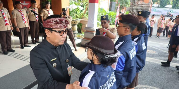 Wawali Arya Negara Lepas Kontingen Kwarcab Denpasar Menuju Jambore Nasional XII Tahun 2026