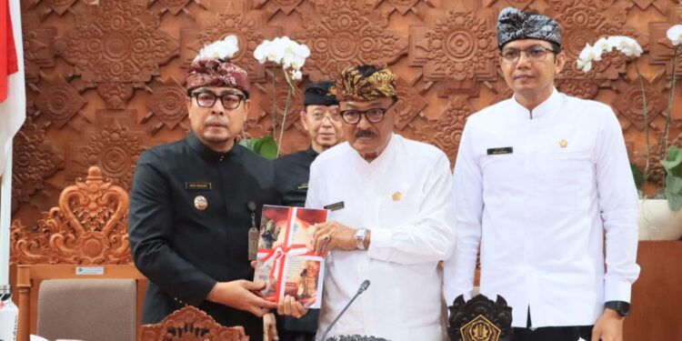 Rapat Paripurna DPRD Kota Denpasar Wawali Arya Wibawa Sampaikan Perubahan KUA-PPAS 2026 dan Ranperda Event Strategis, Perkuat Pembangunan Berkelanjutan dan Identitas Budaya